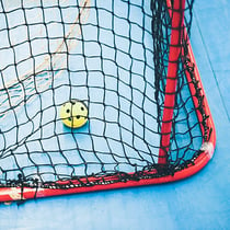 Zaalhockeyspeler in zelfontworpen owayo- zaalhockeyshirt 