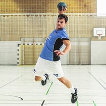 Håndballspiller i egendesignet håndballdrakt fra owayo